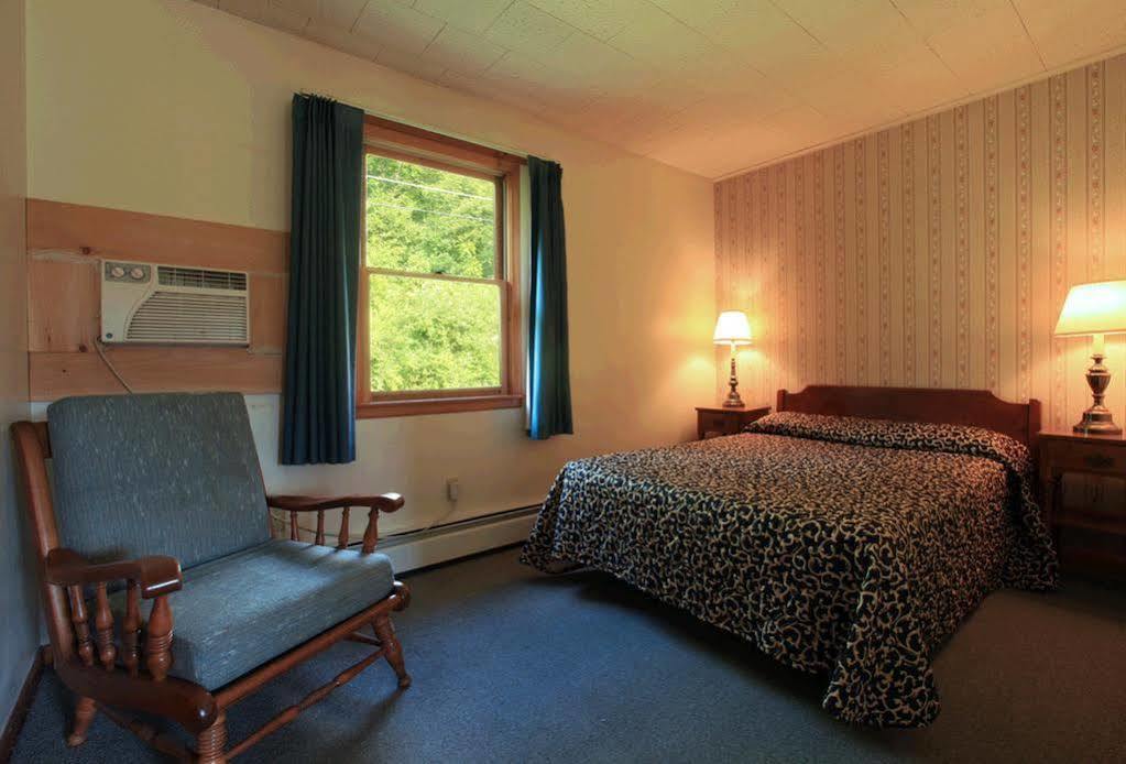 Ladd Brook Inn 포우날 객실 사진